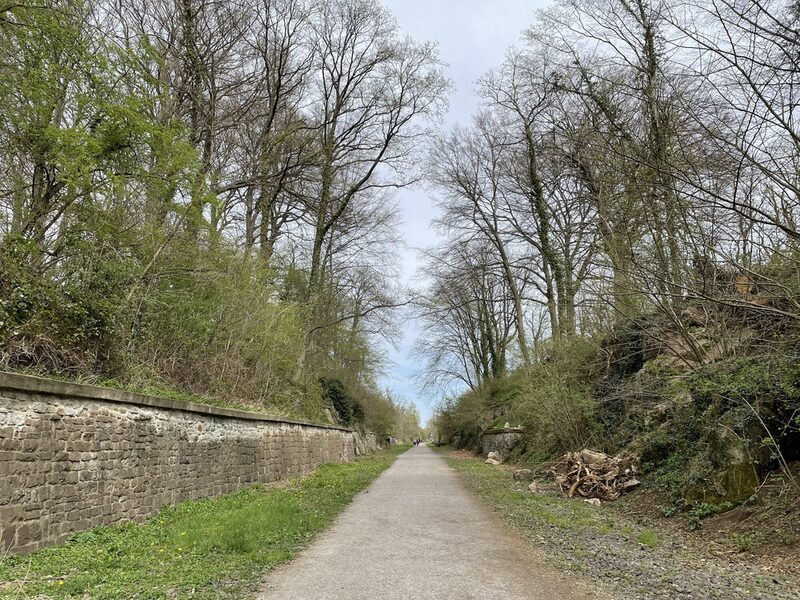 Blick in den Tescher Stich, Weg mit Mauer links und Felswand rechts