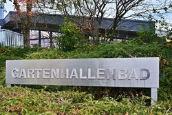 Schild mit dem Schriftzug Gartenhallenbad Cronenberg