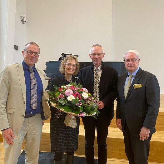 Annette Berendes mit Oberbürgermeister Schneidewind, Laudator und Preisverleiher bei der Verleihung des Goldenen Ginkgos