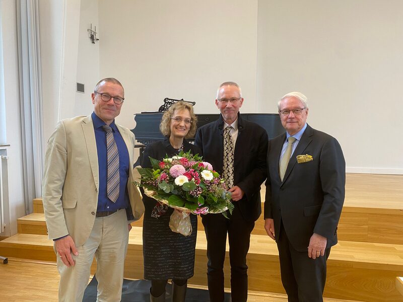 Annette Berendes mit Oberbürgermeister Uwe Schneidewind, Laudator und Preisverleiher bei der Verleihung des Goldenen Ginkgos