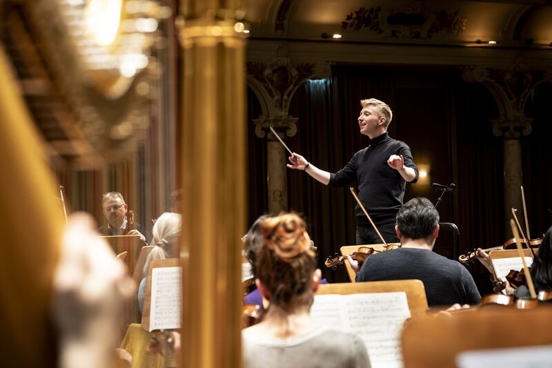 Generalmusikdirektor Patrick Hahn bei einer Probe mit dem Wuppertaler Sinfonieorchester