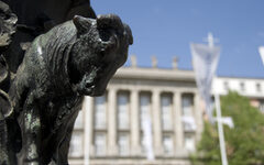 Verschwommener Blick auf das Rathaus Barmen