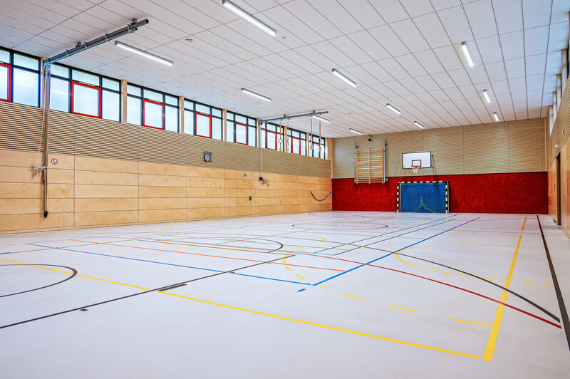 Blick in die Turnhalle Schusterstraße mit neuem Belag und neuer Ausstattung