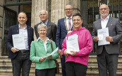 Die Preisträgerinnen und Preisträger mit Oberbürgermeister Uwe Schneidewind vor dem Rathaus Barmen.