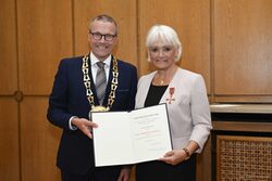 Die Geehrte, Dr. Christiane Groß, mit Oberbürgermeister Uwe Schneidewind