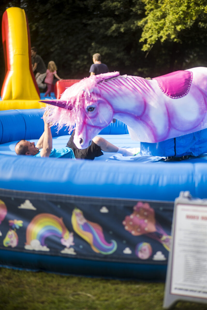 Ein pinkfarbenes Einhorn in einem aufblasbaren Schwimmbecken