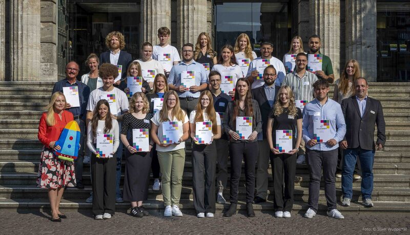 Die neuen Studierenden mit Personal-Dezernentin Dr. Sandra Zeh auf der Rathaustreppe