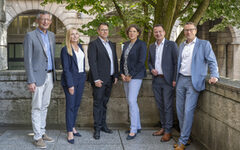 Gruppenbild des Verwaltungsvorstandes auf einem Rathaus-Balkon