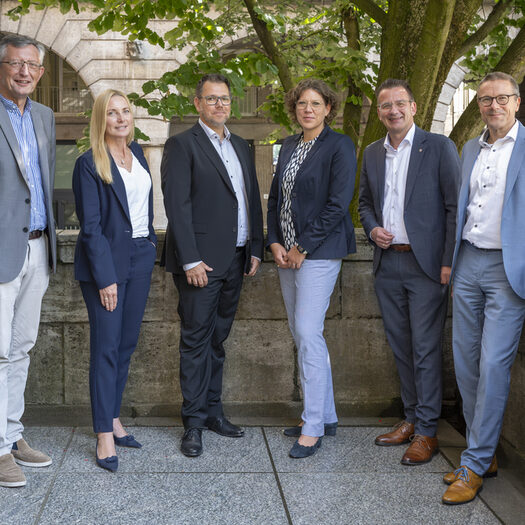 Gruppenbild des Verwaltungsvorstandes auf einem Rathaus-Balkon