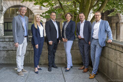 Gruppenbild des Verwaltungsvorstandes auf einem Rathaus-Balkon