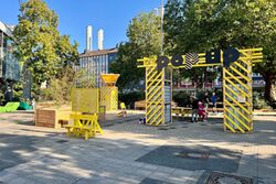 Blick auf den Pop-up-Park mit Sitzgelegenheiten und Hochbeeten