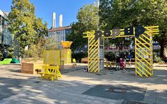 Blick auf den Pop-up-Park mit Sitzgelegenheiten und Hochbeeten