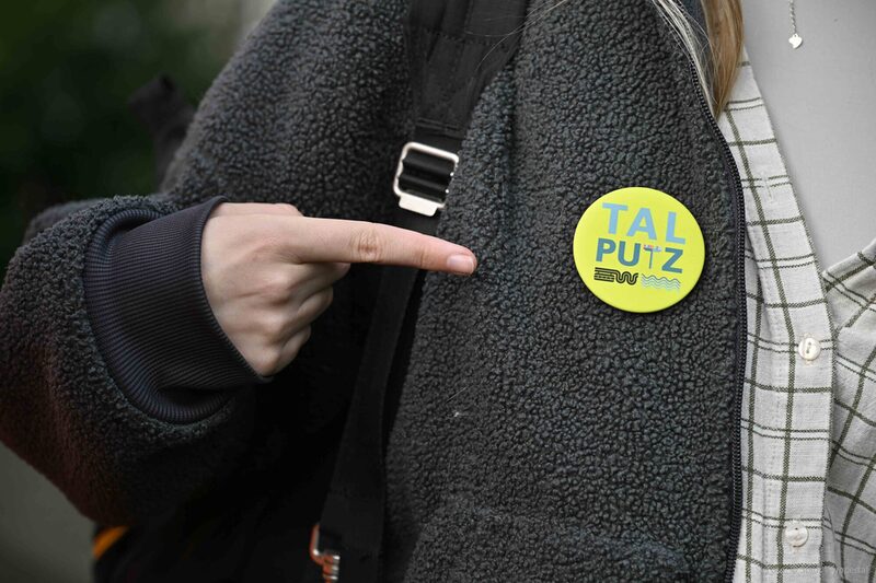 Der Button vom Talputz mit dem Logo der Aktion. Er berechtigt zur Fahrt mit öffentlichen Verkehrsmitteln.