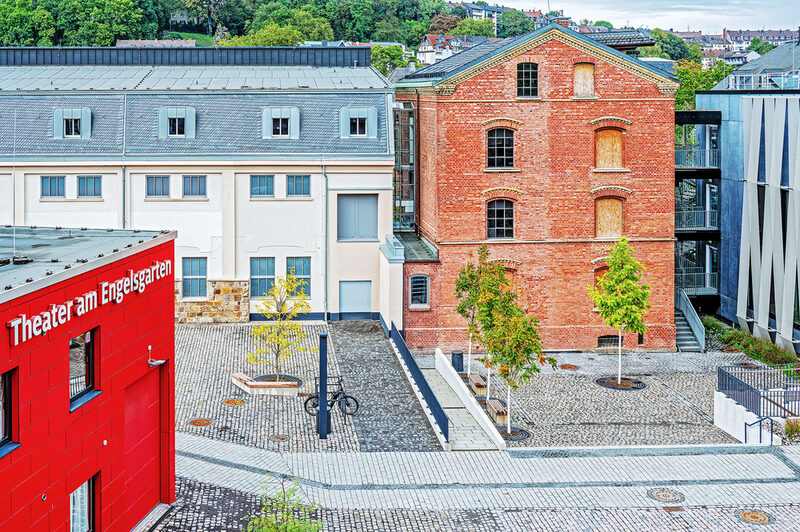 Die Fabrik und das Theater am Engelsgarten von außen.