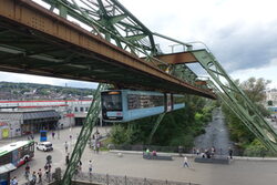 Die Schwebebahn über der Wupper an der Endstation Oberbarmen