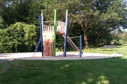 Der neue Kletterturm auf dem Spielplatz