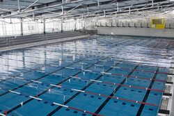 Blick auf die Wasserfläche im Schwimmsportleistungszentrum