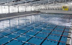 Blick auf die Wasserfläche im Schwimmsportleistungszentrum