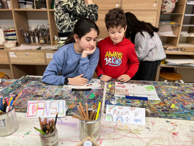 Zwei Kinder beim Ferienprogramm im Von der Heydt-Musuem