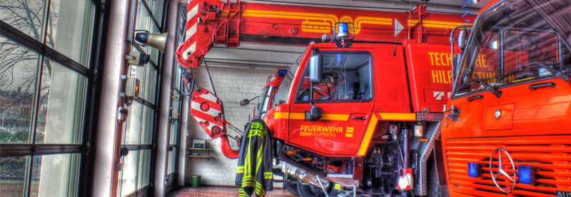 Feuerwehrfahrzeuge in einer Fahrzeughalle