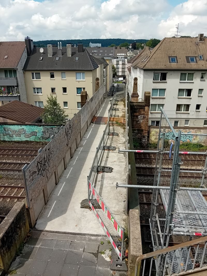 Foto vom 19.06.2024, Brücke Erichstraße mit provisorischem Berührungsschutz, Absperrschranken und Gerüstturm