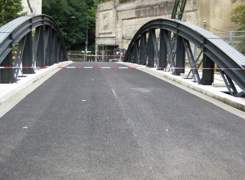 Ansicht fertig asphaltierte Brücke