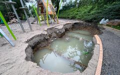 Abgesackter Grund am fast fertiggestellten Spielplatz