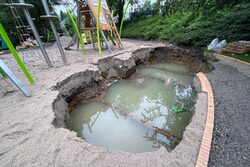 Abgesackter Grund am fast fertiggestellten Spielplatz