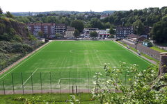 der Sportplatz nach der Sanierung und Sicherung der Felswände