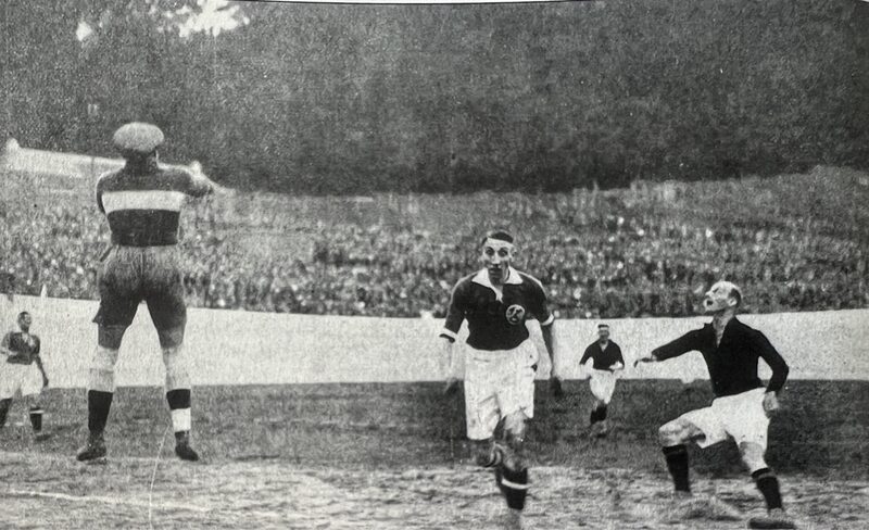 Vor der offiziellen Einweihung des Stadions am Zoo (in den Anfängen auch zeitweise "Bergisches Stadion" oder "Stadion Elberfeld" genannt) gab es bereits am 28. September 1924 vor 12.000 Zuschauern ein Fußballspiel zwischen Westdeutschland und Norddeutschland (4:3). Im Team Westdeutschland dabei: Auswahlspieler Erich Hastrich (Verteidiger, Bildmitte) vom SSV Elberfeld 04.