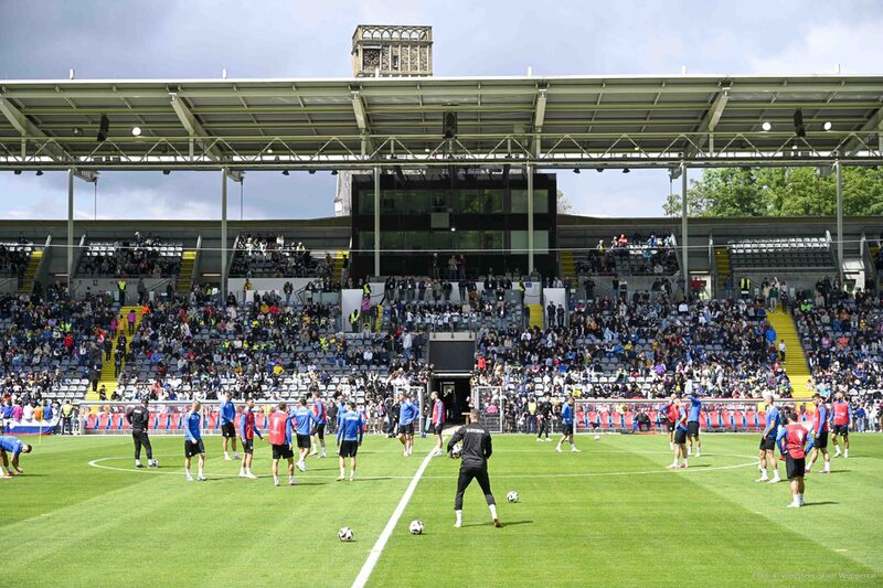 Im Juni und Juli war Wuppertal Team Base Camp für die slowenische Nationalmannschaft. Das heißt, im Stadion am Zoo hat Trainer Matjaž Kek sein Team um Stürmerstar Benjamin Šeško und Torwart und Kapitän Jan Oblak auf die EM-Spiele vorbereitet - "unter beten Bedingungen" wie er bescheinigte. Hier ein Foto vom öffentlichen Training am 12. Juni 2024.