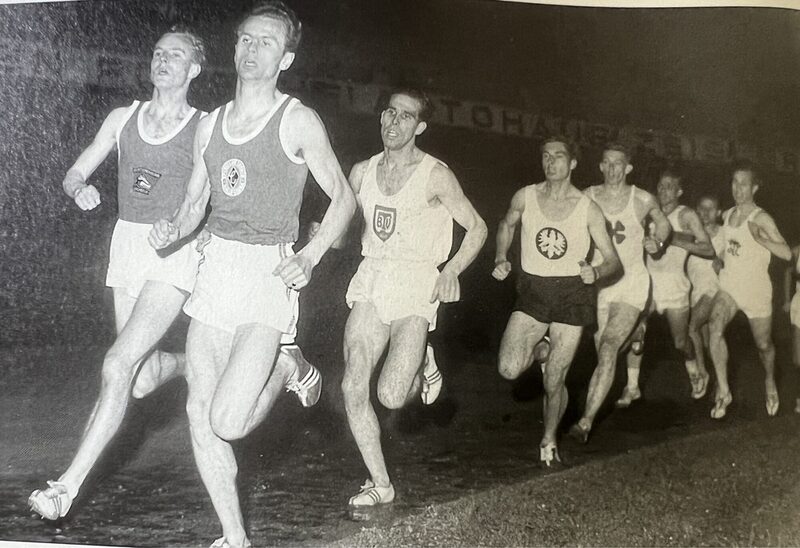 Leichtathletik-Abendsportfest des Barmer TV am 6. Oktober 1956. Rennen über 1.500 Meter. Von links: Richtzenhain (Leipzig), Schottek (Halle), Emde (Barmer TV), Müller (Frankfurt) und Hartmann (Oberhausen). Diese spannende Rennen gewann DDR-Meister Richtzenhain.