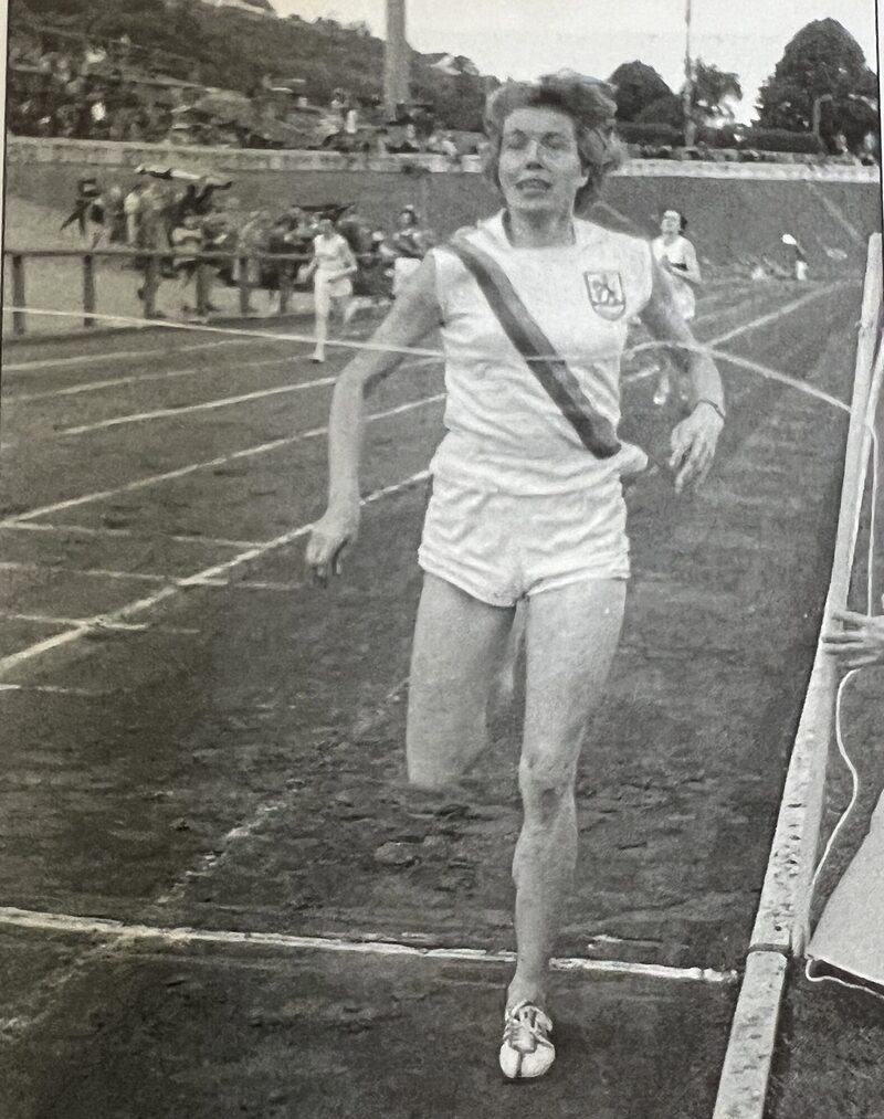 Westdeutsche Leichtathletik-Meisterschaften am 15. und 16. Juli 1961: Siegerin über 200 Meter und 400 Meter der Frauen: Die deutsche Spitzenläuferin Maria Jeibmann vom Wuppertaler SV beim Zieleinlauf.