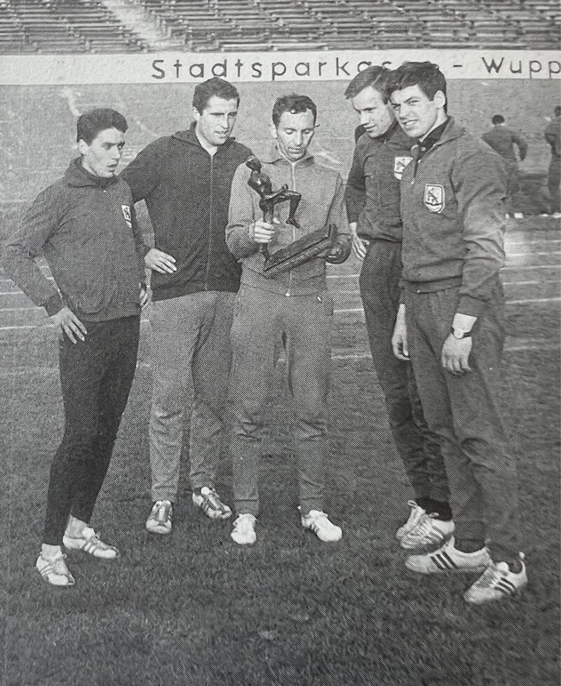 Das Foto vom Mai 1964 zeigt die erfolgreiche 4x400-Meter-Staffel des Wuppertaler SV und den deutschen Spitzen-Hürdenläufer Helmut Janz mit dem Rudolf-Harbig-Preis. Von links: Wengoborski, Kaiser, Janz, Kinder und Kahlfelder.