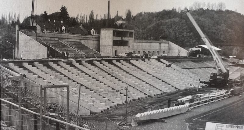 4. November 1992: Die neue Haupttribüne nimmt Gestalt an. Der Betonträger für die späteren Sitzplatzreihen werden installiert.