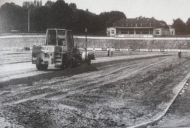 Im Sommer 1987 erhielt das Stadion eine komplette neue Rasenfläche. Damals fehlte allerdings Geld für die Erneuerung der Drainage.