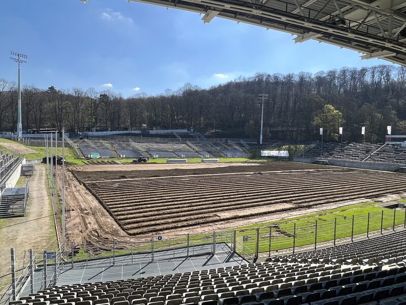 Von April bis Oktober 2023 wurde der Rasen im Stadion am Zoo komplett erneuert. Neben der Altlastensanierung wurden die Drainageleitungen ausgetauscht und auch Leerrohre für eine mögliche Rasenheizung (vorgeschrieben in der Dritteln Liga) verlegt.