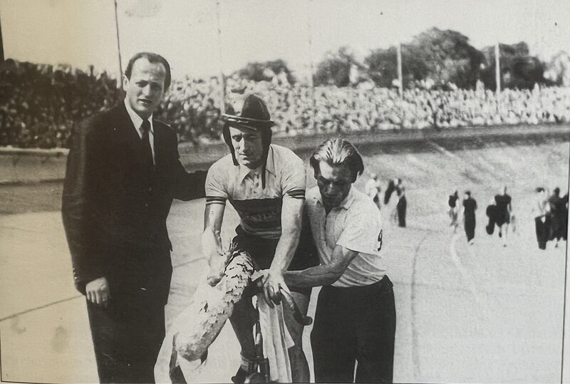 17. August 1947: Deutsche Meisterschaften im Stadion am Zoo. Veranstalter Willi Engelbrecht (links) und der legendäre Walter Lohmann vor der Haupttribüne der Wuppertaler Bahn.