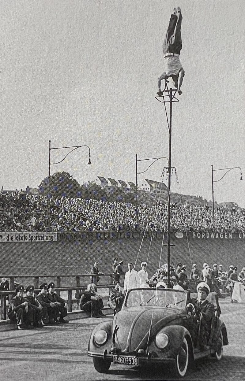 Faszination für über 30.000 Zuschauer im Stadion am Zoo bei den Polizeisportfesten: Artistik während der Fahrt auf einem Volkswagen-Polizei-Cabrio. 