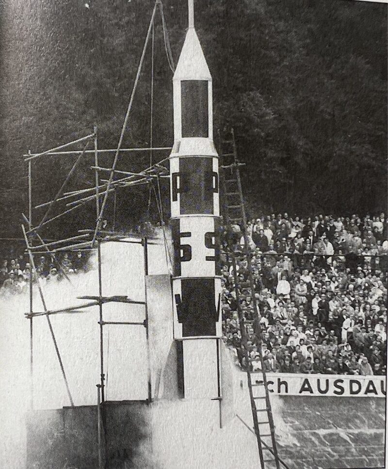 Polizeisportfest 1966: Raketenstart aus dem Stadion.