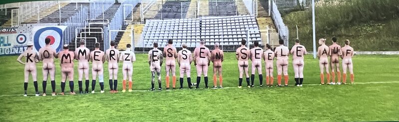 Am 6. September 2020 fand wegen der Corona-Pandemie ein besonderes Länderspiel im Stadion statt: Die deutsche Nacktionalmannschaft traf auf die holländische Nacktionalmannschaft. Unter der Spielleitung des unparteiischen WDR-Chaos-Reporters Daniel Danger zog die Truppe von Gerrit Starczewski blank und wollte damit ein Zeichen gegen die Kommerzialisierung des Profi-Fußballs setzen.