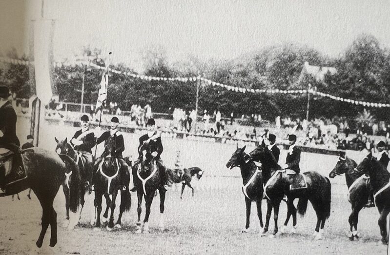 Heute absolut undenkbar: Reitvorführungen des Wülfrather und Aprather Reitvereins am 26. Mai 1929 im Rahmen eines Reit-, Spring- und Fahrturniers auf dem Rasen des Stadion-Innenraums.