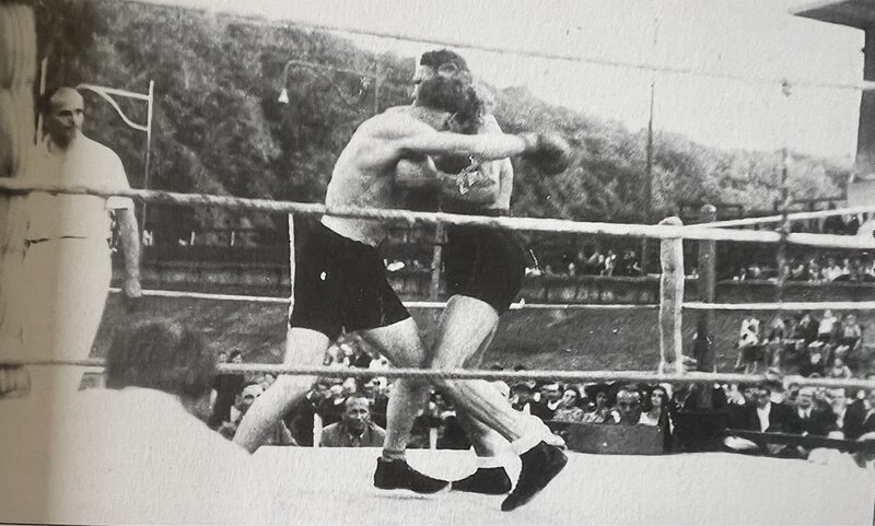 Auch das gab es unmittelbar nach dem Krieg: Am 27. Juli 1946 kam es zu einer Box-Großveranstaltung unter freiem Himmel mit insgesamt fünf Boxkämpfen. Dieses Foto stamm vom Kampf Alfred "Ico" Herchenbach (Wuppertal, links) gegen Jo Neff (Hamburg). Herchenbach schlug den Hamburger Neff über sechs Runden nach Punkten. Mit im Programm u.a. die Wuppertaler Lokalmatadore Päule Witte, Werner Puczkat und Olympiasieger Herbert Runge.