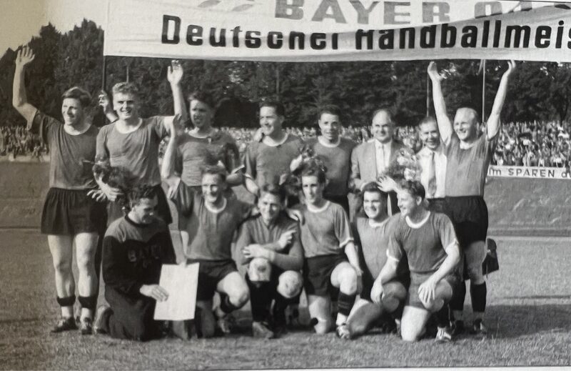 Nahezu 30.000 Zuschauer sahen das Endspiel um die deutsche Feldhandball-Meisterschaft am 30. Juni 1956 zwischen Bayer Leverkusen und der SG Leutershausen. Deutscher Feldhandball-Meister wurde Bayer Leverkusen durch einen 15:8-Sieg.