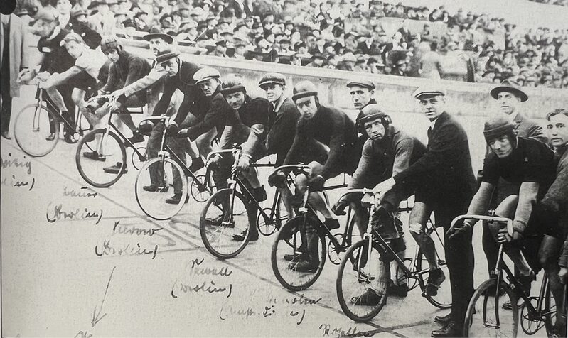 Das Eröffnungs-Radrennen am 5. Oktober 1924 bestritten in einem Stundenrennen die damaligen deutschen und europäischen Spitzenfahrer (von links): Wittig, Bauer, der spätere Sieger Saldow, Sawall, Blekemolen, Rosellen, und Müller. Die Leistung von 85,080 Stundenkilometern bedeutete neuen Weltrekord.