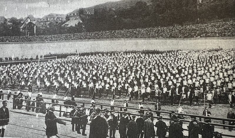 Am 5. Oktober 1924 erfolgte die offizielle Eröffnung des Stadions Elberfeld mit einem bunten Rahmenprogramm.