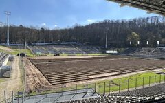 Blick ins Stadion mit dem bereits abgetragenen Rasen