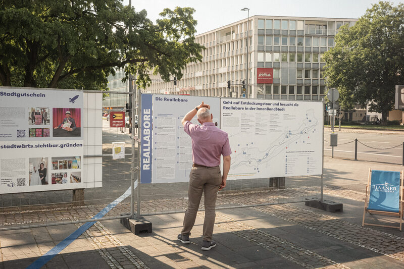 Ausstellung auf dem Vorplatz des zukünftigen Pina Bausch Zentrums